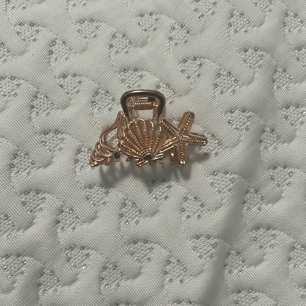 Rose gold shell clip